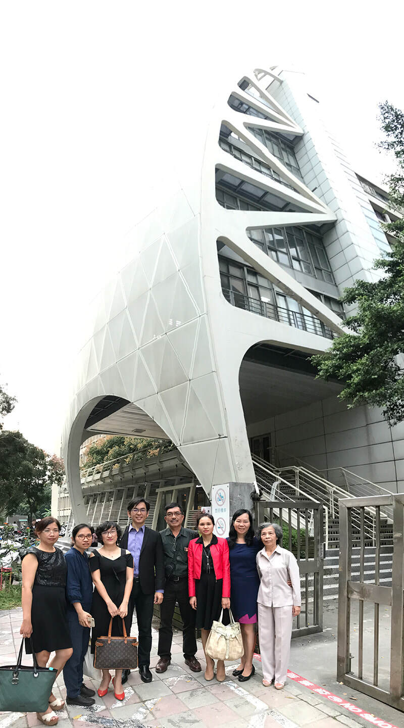 貴賓於臺灣建築科技中心建築前合影